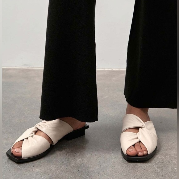 St. Agni Shoes St Agni Leather Twist Slide Ivory And Black Sandals
